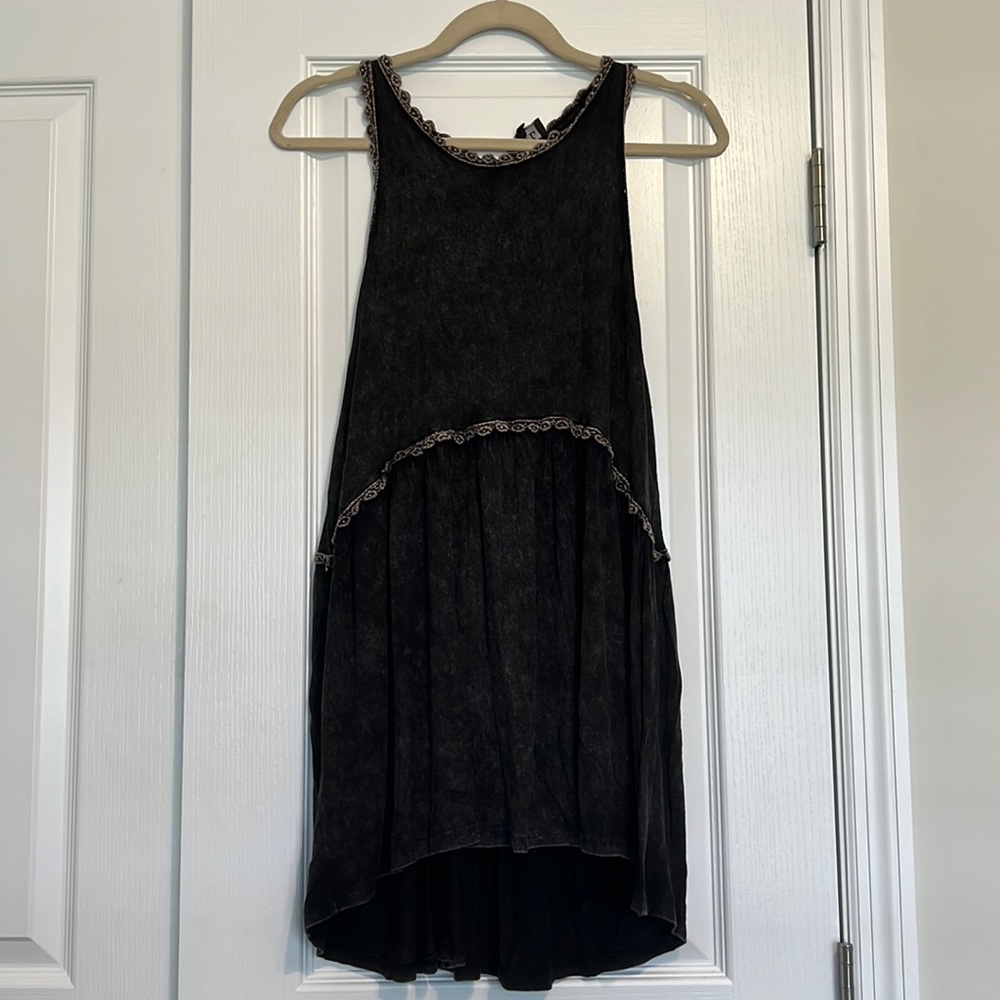 POL sleeveless black flowy top w/ detailing around arms/waist, VGUC, size large